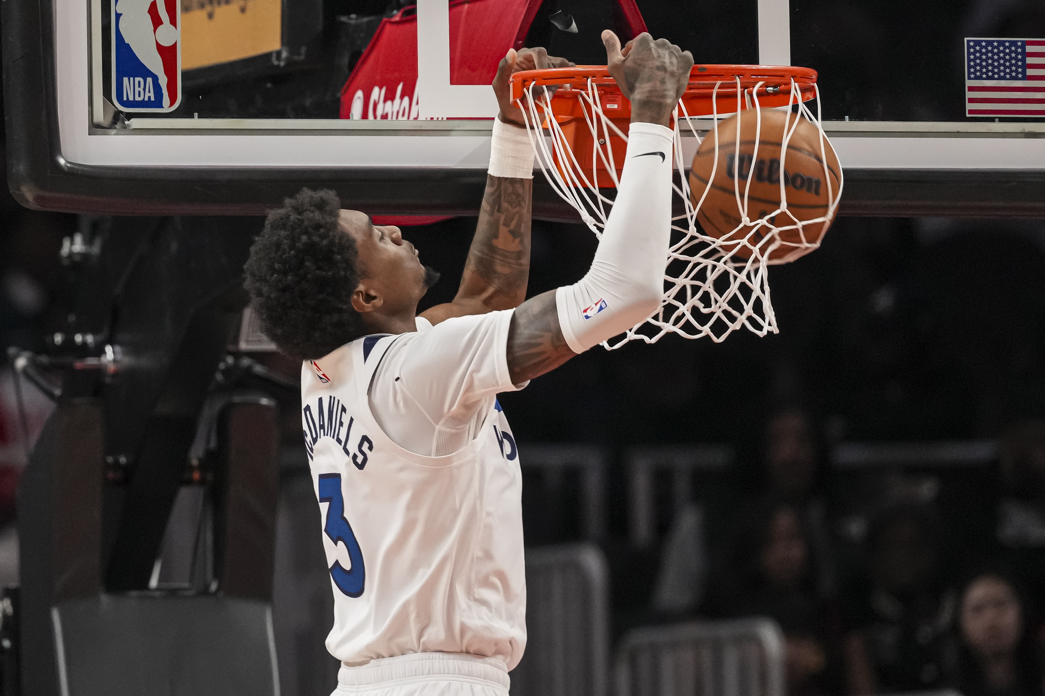 开云体育APP下载-身手全能！麦克丹尼尔斯9中6拿到17分6板5助2帽 三分6中4