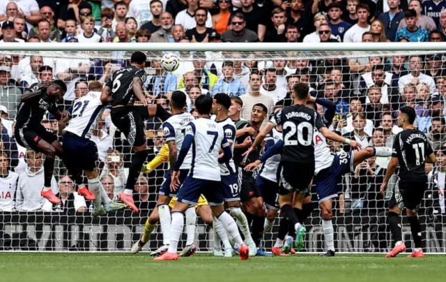 开云体育下载-定位球之王统治北伦敦！枪手残阵无碍德比客场三杀