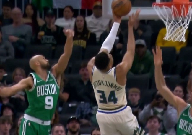 开云体育下载-冲击力依然很强！字母哥反击一条龙上篮 缺阵15场后拿到复出首分